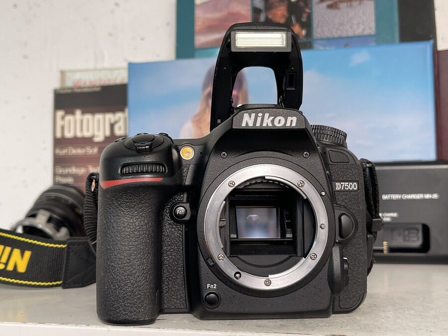 Nikon D7500 D 7500 SLR Film Camera DX SLR Camera 20.9 MP Body Near Mint Condition