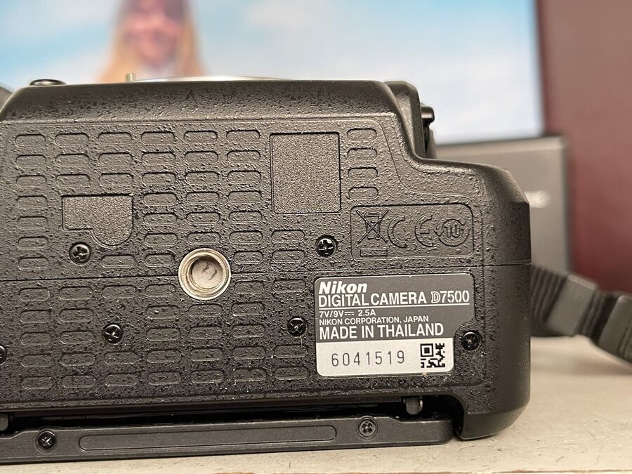 Nikon D7500 D 7500 SLR Film Camera DX SLR Camera 20.9 MP Body Near Mint Condition